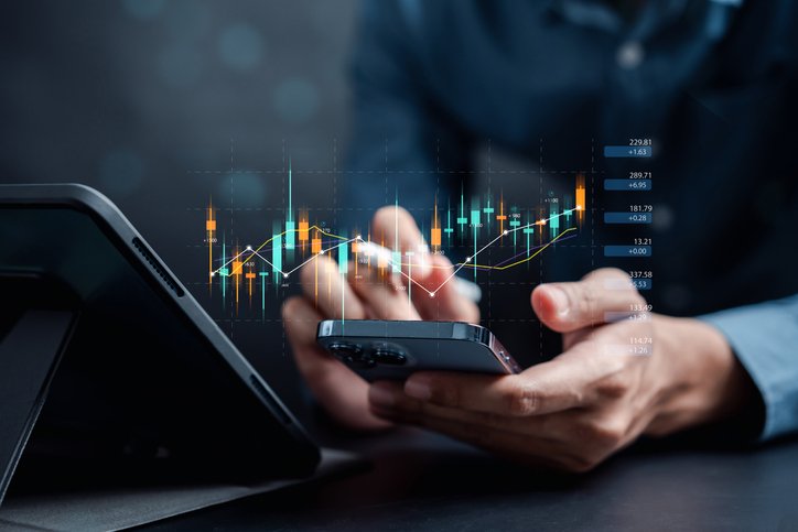 An investor researches the benefits of exchange funds.
